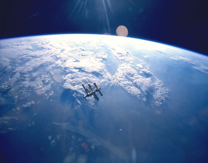 2017-11-02_earth_Earth__Mir_STS-71.jpg