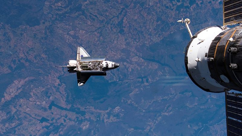 2018-06-21_earth_Space_NASA_space_shuttle_is_to_dock_with_the_ISS_098928_.jpg