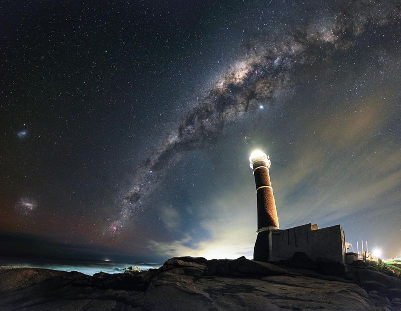 2019-10-19_apod_Lighthouse-Milkyway-Magellanic_Clouds.jpg